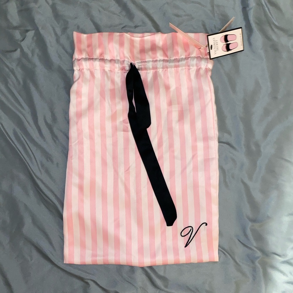 NWT Victoria’s Secret Slippers - Picture 4 of 5